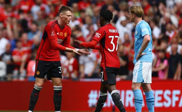 McTominay saluda a Mainoo tras el gol del joven futbolista del United.  REUTERS