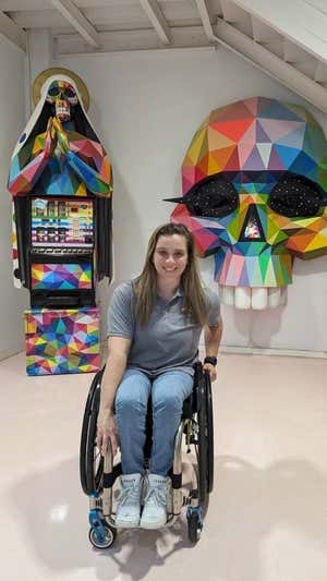 Sara Revuelta, frente a algunas obras de Okuda.