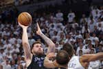 Luka Doncic pone el 2-0 para los Mavericks con un triple mágico y Dallas sueña con las finales