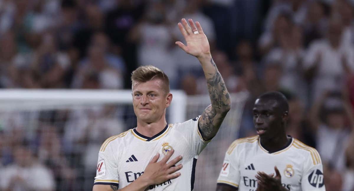 Kroos se despide del Bernabéu. /EFE