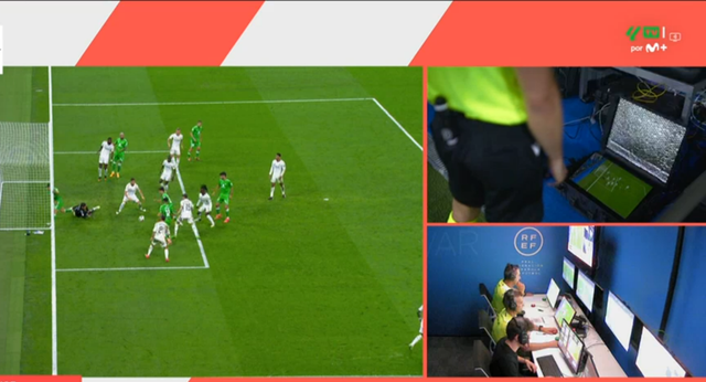 ¡La pantalla del VAR no se sostiene en el Bernabéu y tienen que improvisar otra!