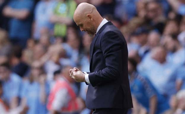 Ten Hag celebra el gol de Mainoo.  REUTERS