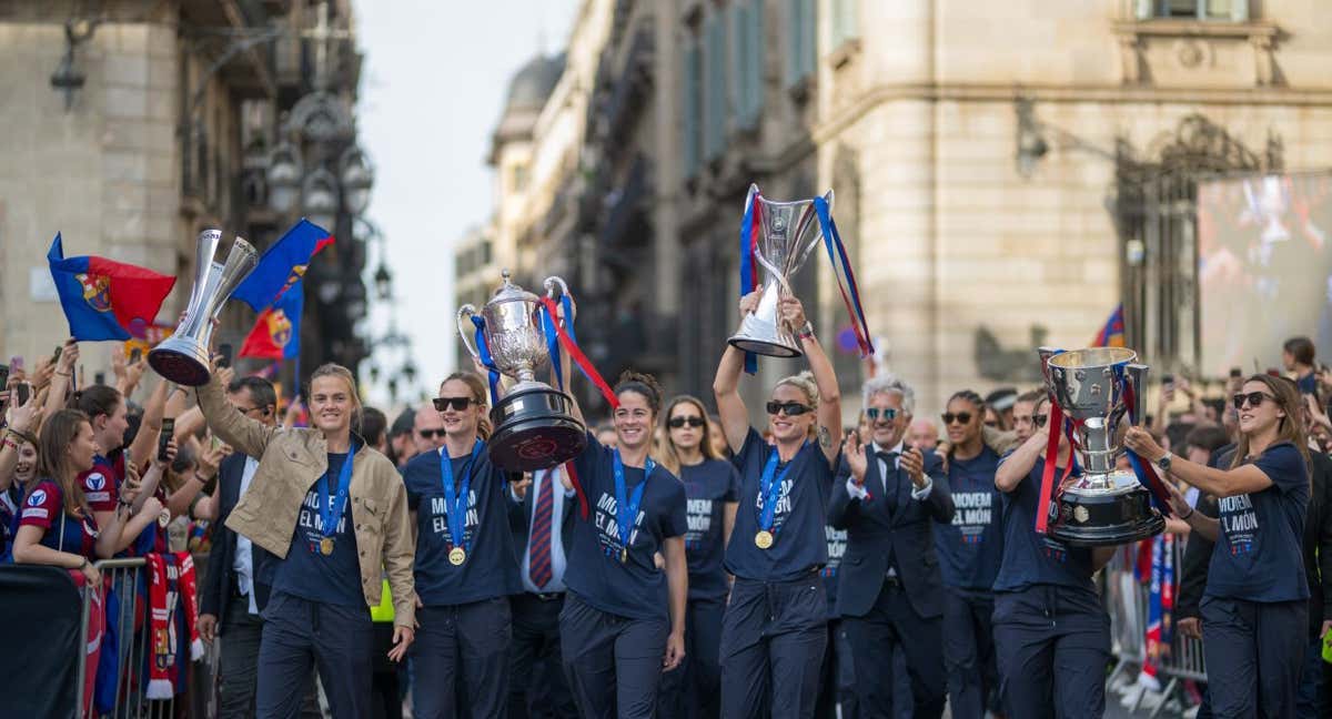 El Barça femenino llega a la Plaça Sant Jaume de Barcelona con los trofeos conseguidos esta temporada.