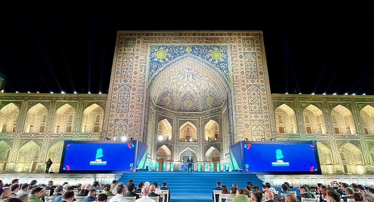 La emblemática plaza Registán de Samarcanda fue el escenario elegido por FIFA para realizar el sorteo oficial de la décima edición del Mundial en Uzbekistán.