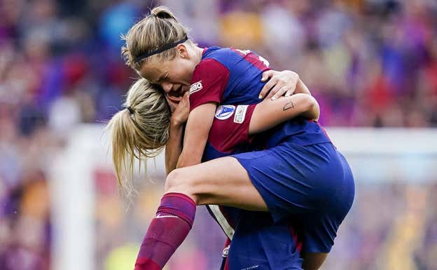 Irene Paredes y Alexia Putellas abrazándose.  GETTY