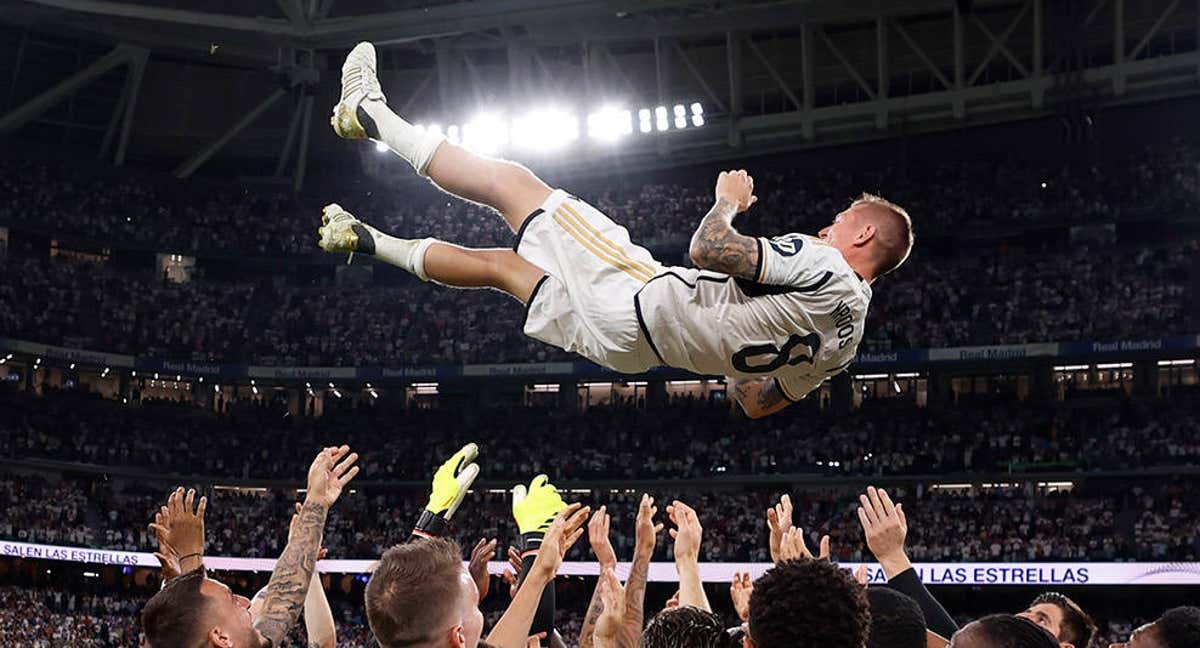 Kroos, manteado por sus compañeros en el Bernabéu.