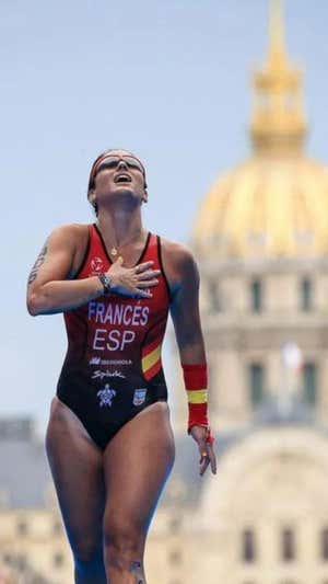Marta Francés celebra la plata en el Test Event de París con los Inválidos de fondo.  IG: martafrancesgomez