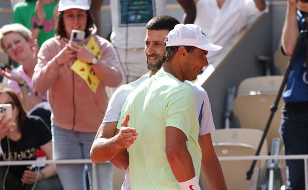 Djokovic y Nadal se saludan en Roland Garros.  Reuters