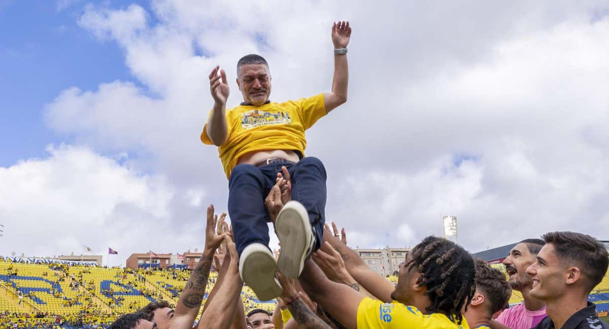 García Pimienta es manteado por sus jugadores.