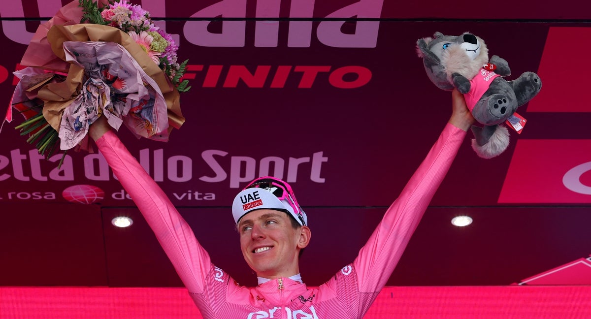 Pogacar alzado como líder del Giro 2024.