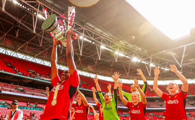 Las jugadoras del United celebrando la FA Cup.  MANCHESTER UNITED WOMEN