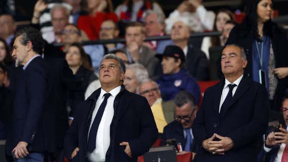 Joan Laporta, presidente del FC Barcelona, en el palco. /AFP