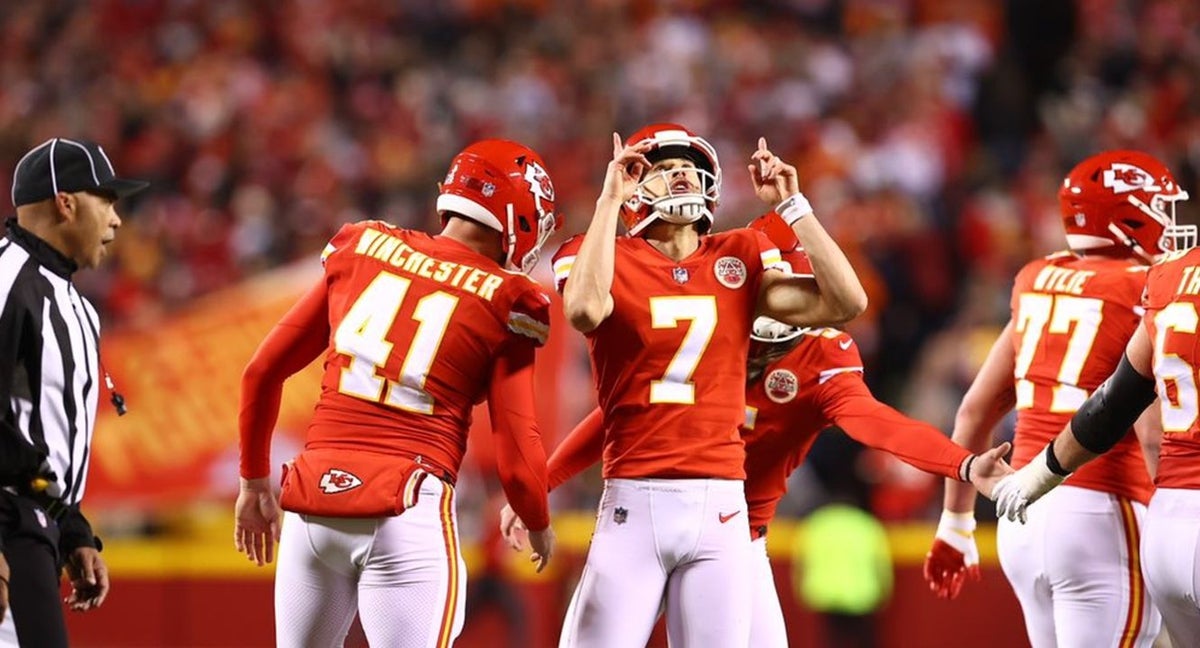 Harrison Butker señala al cielo.