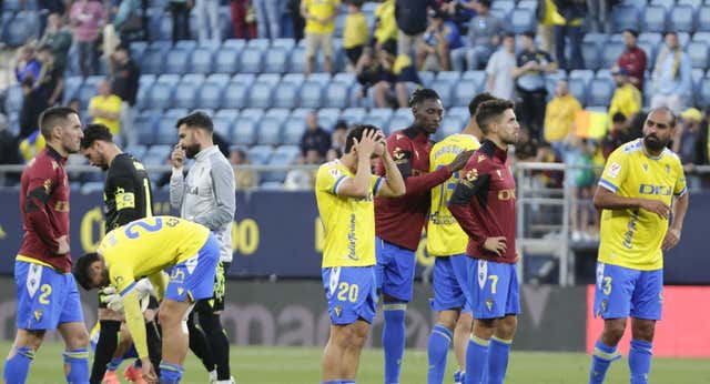 Susto del Cádiz en pleno vuelo a El Salvador que provoca un aterrizaje de emergencia en Sevilla: «Menos mal que no nos pilló en el Atlántico»