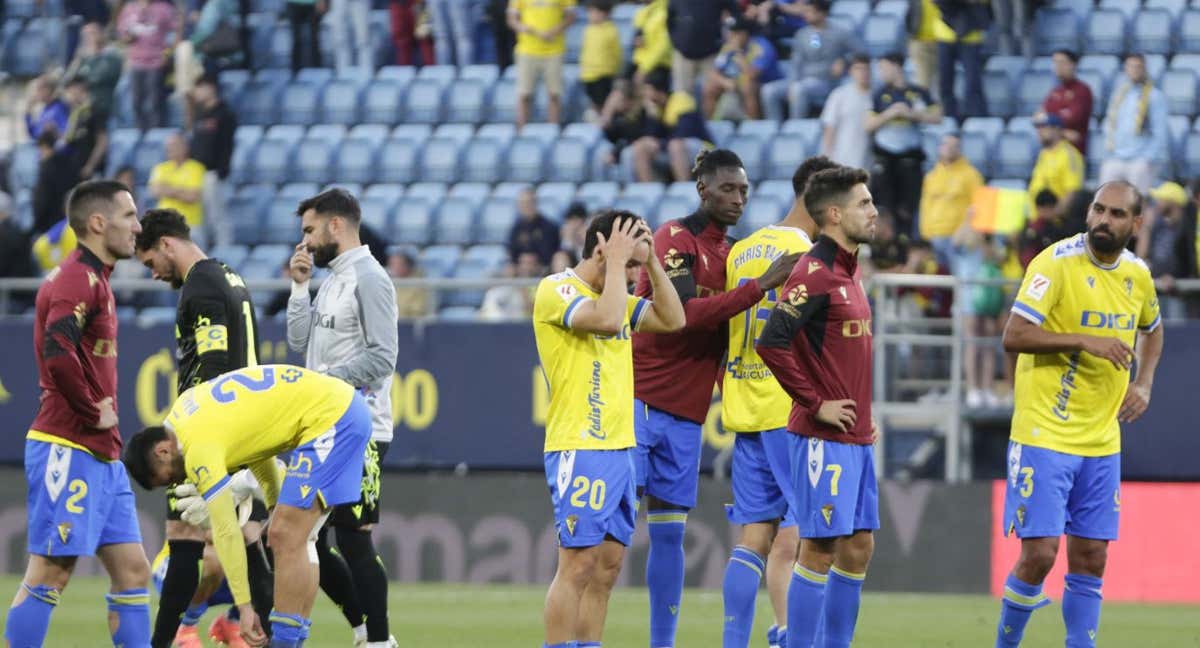 Los jugadores del Cádiz, en el partido en el que se confirmó su descenso.