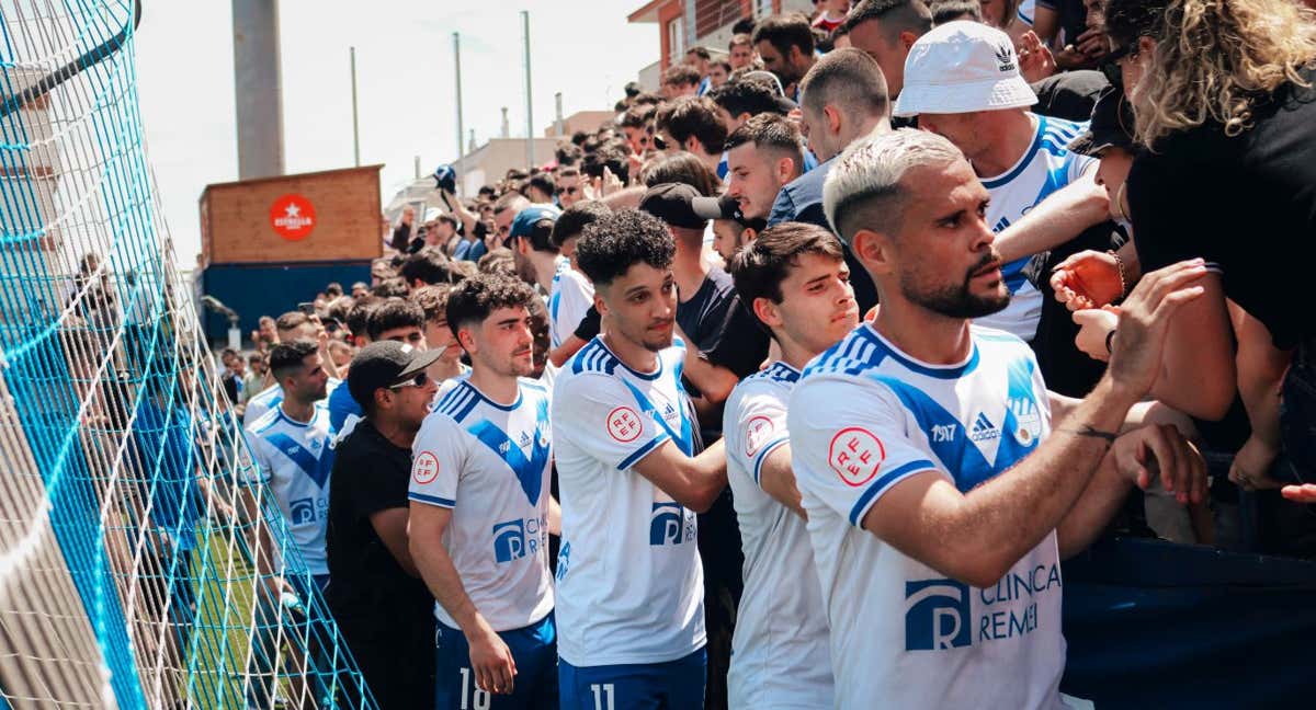 Los jugadores del Europa, tras caer eliminados ante el Betis B. /CE EUROPA