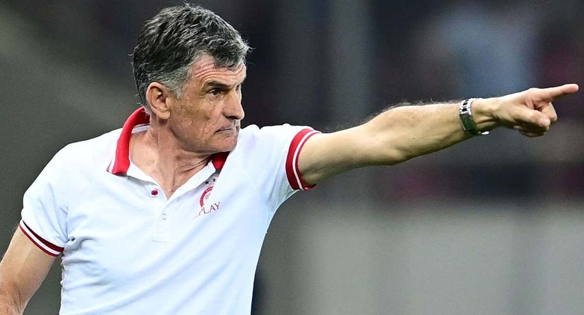 José Luis Mendilibar, durante un encuentro con el Olympiacos.