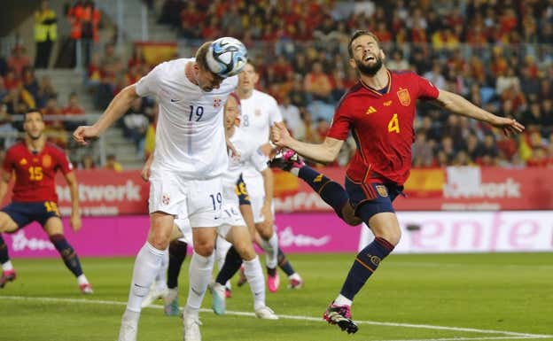 Nacho, en un partido con la Selección ante Noruega.  EFE