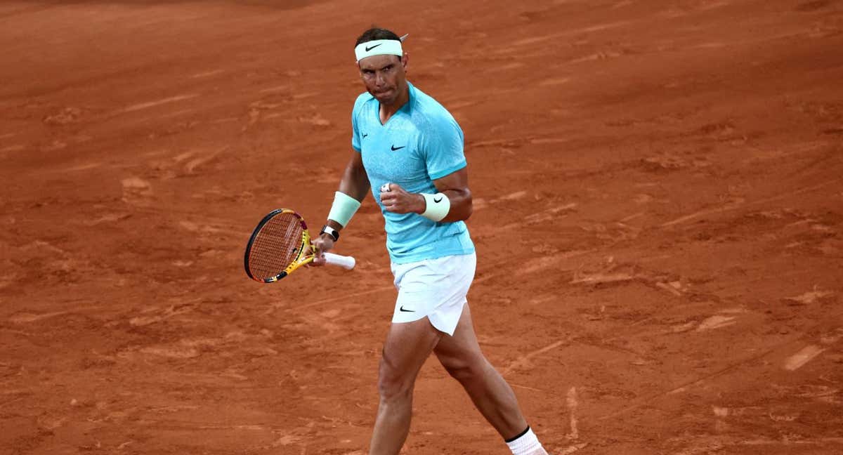 Nadal golpea un revés este lunes en su debut ante Zverev./REUTERS