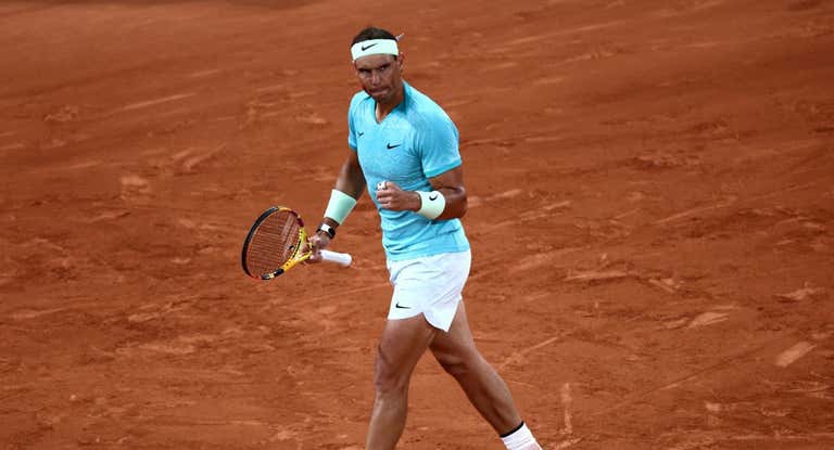 Nadal golpea un revés este lunes en su debut ante Zverev.