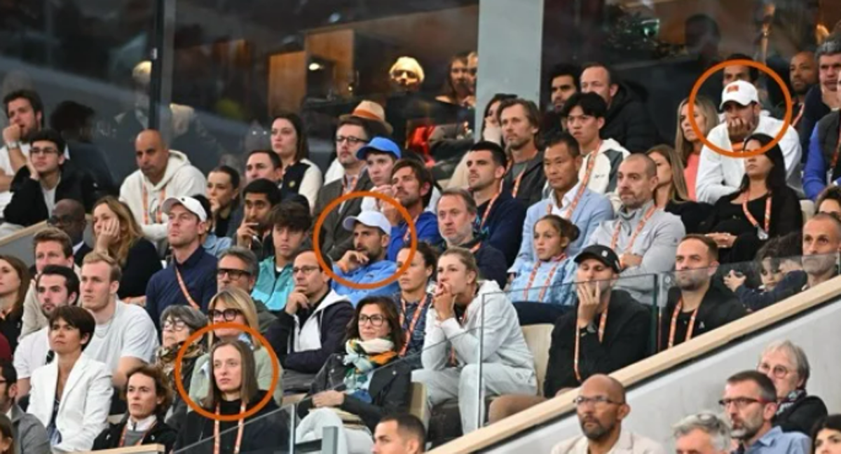 Novak Djokovic, Iga Swiatek y Carlos Alcaraz siguen desde las gradas el partido de Rafael Nadal y Alexander Zverev en la primera ronda de Roland Garros 2024./