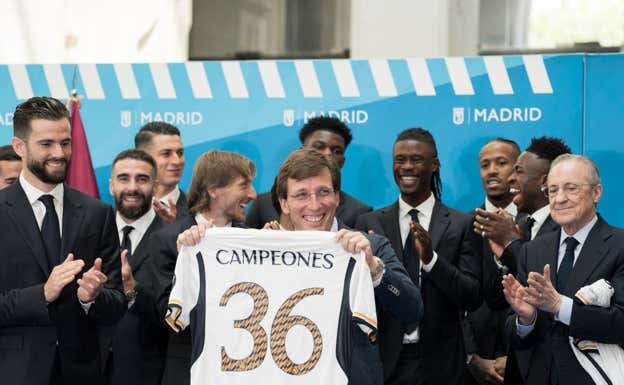 José Luis Martínez-Almeida con la camiseta conmemorativa de la Liga. Efe