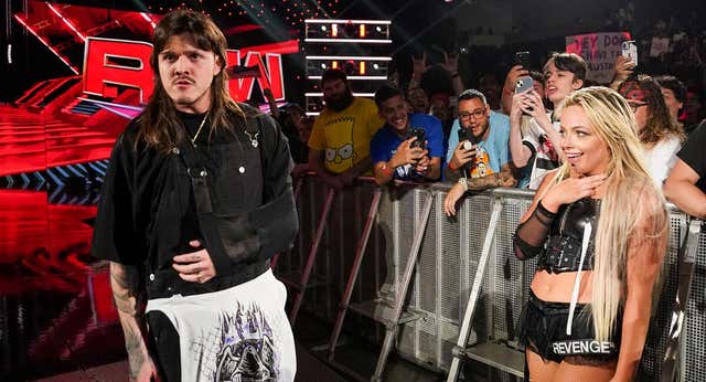 Dominik Mysterio vuelve a ayudar involuntariamente a Liv Morgan