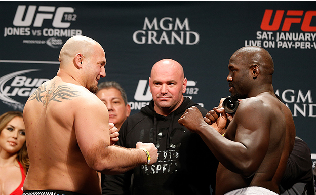 Jared Cannonier (derecha) frente a Shawn Jordan en el pesaje previo al UFC 182, evento en el que debutó en la empresa. UFC