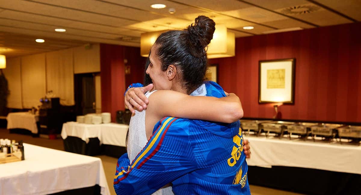 Montse Tomé y Leila Ouahabi se abrazan en la llegada de la jugadora a la Selección.