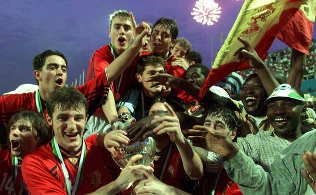 Celebración de la Sub-20 en Nigeria en 1999 tras ganar la final a Japón.  AP