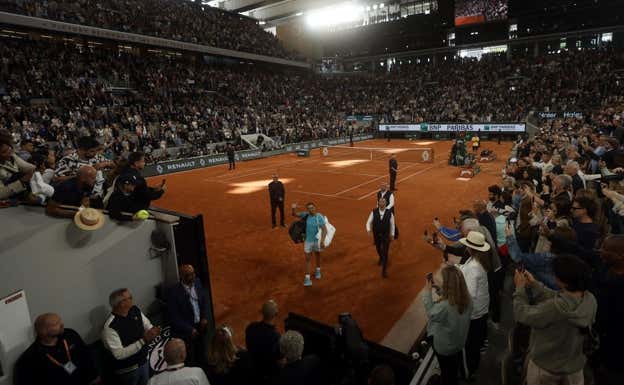 Rafael Nadal se despide de la Philippe Chatrier tras caer con Zverev.  EFE