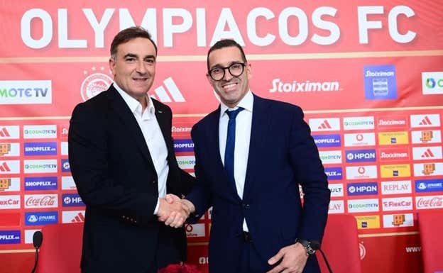 Carlos Carvalhal y Pedro Alves, durante la presentación del entrenador. Olympiacos