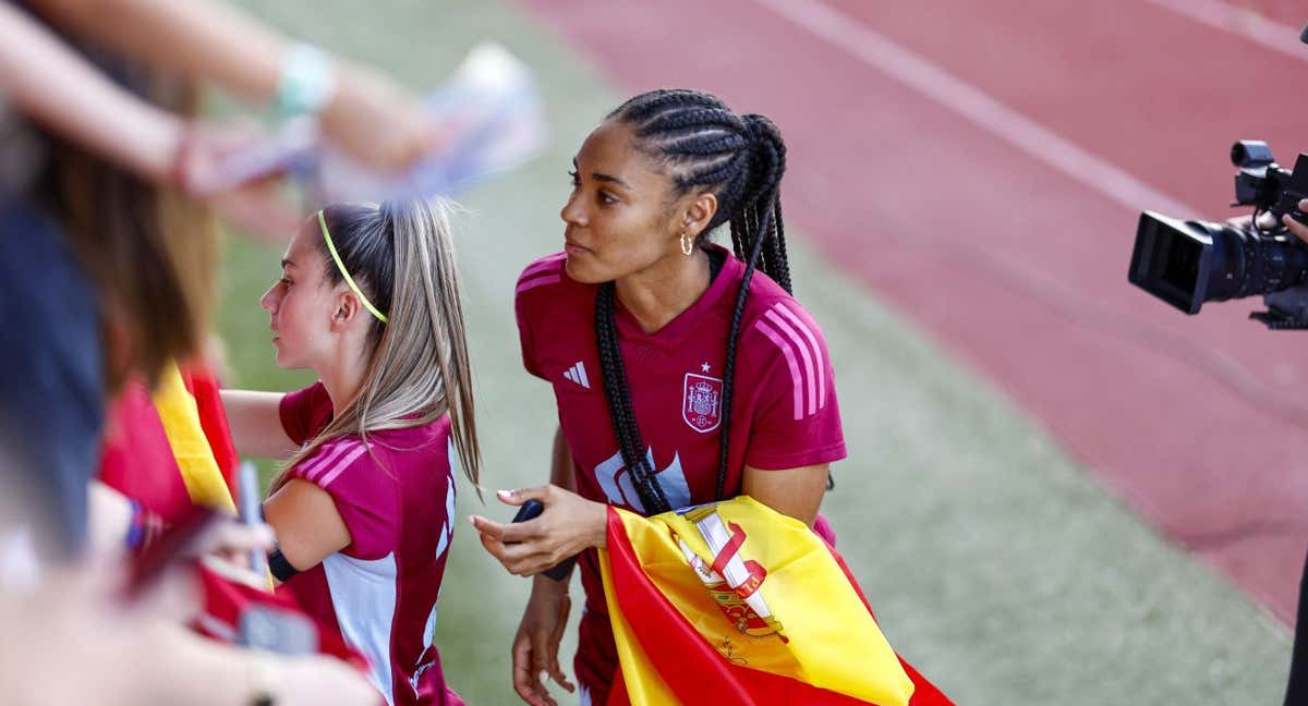 Athenea del Castillo y Salma Paralluelo firman autógrafos en el entrenamiento de la Selección. /EFE