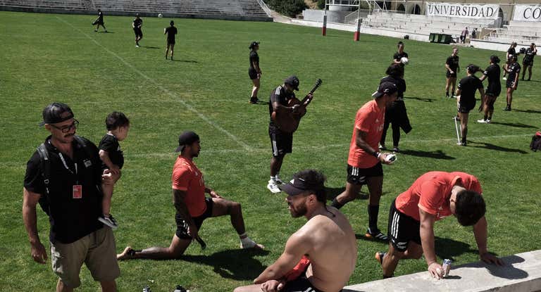 Black Ferns y All Blacks Seven entrenando en El Central.
