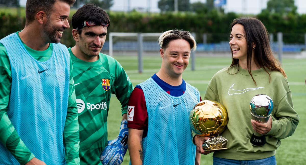 Aitana con los jugadores. /FC BARCELONA FEMENÍ