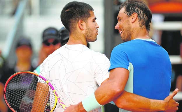 Carlos Alcaraz y Rafael Nadal formarán pareja en el dobles de los Juegos Olímpicos.  REUTERS/Juan Medina