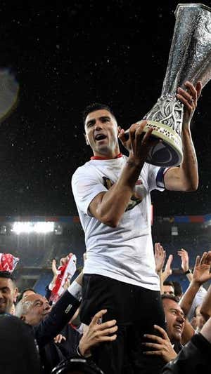 José Antonio Reyes celebró su quinta Europa League en 2016 con una camiseta homenaje a Puerta.  EFE