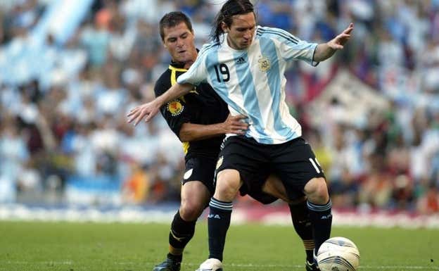 Messi forcejea con Chico en el Cataluña-Argentina de 2008.  FCF