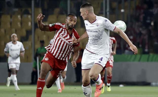 Milenkovic disputa un balón con El Kaabi. REUTERS