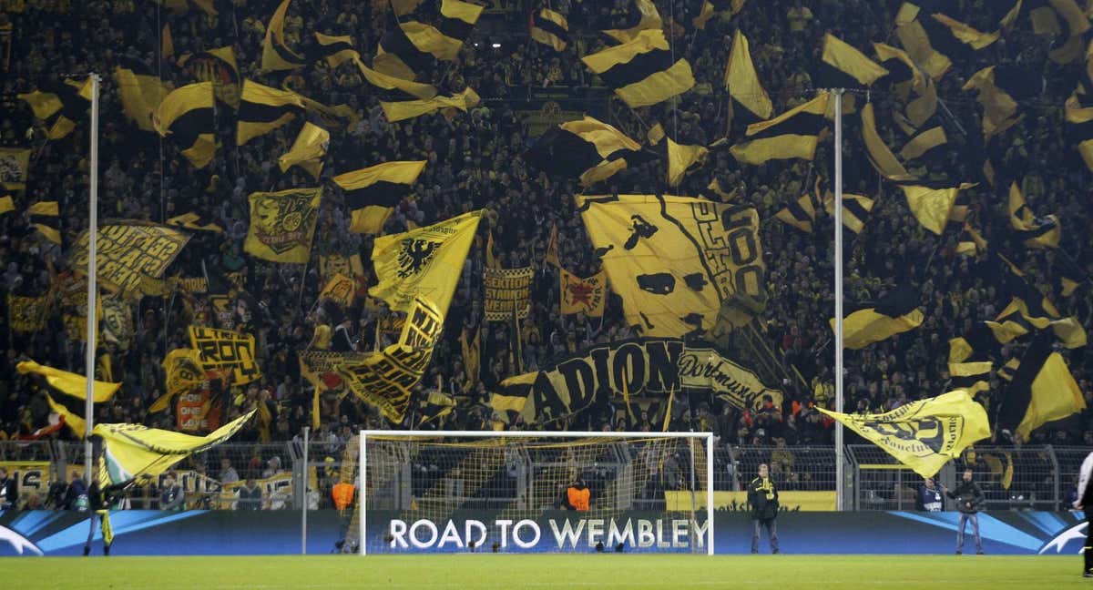 Imagen del famoso Muro Amarillo de aficionados del Borussia Dortmund. /