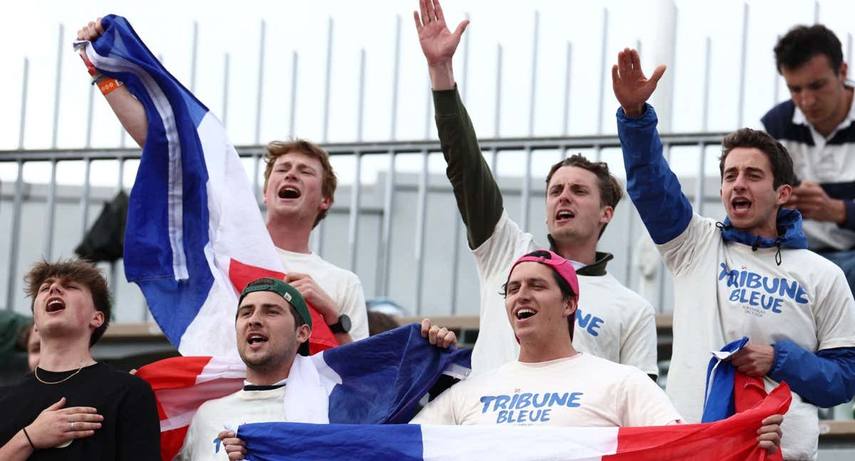 Aficionados celebran un punto en las gradas de Roland Garros.
