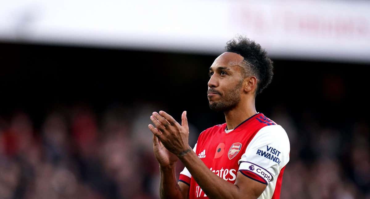 Aubameyang se despide de la afición del Arsenal.