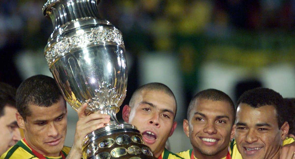 Ronaldo con una Copa América ganada./Reuters