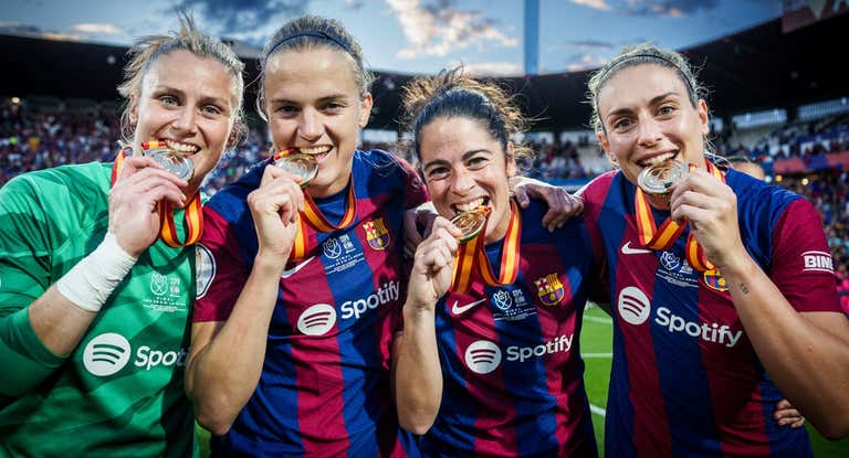 Las capitanas del Barça posando con la medalla de Copa de la Reina.