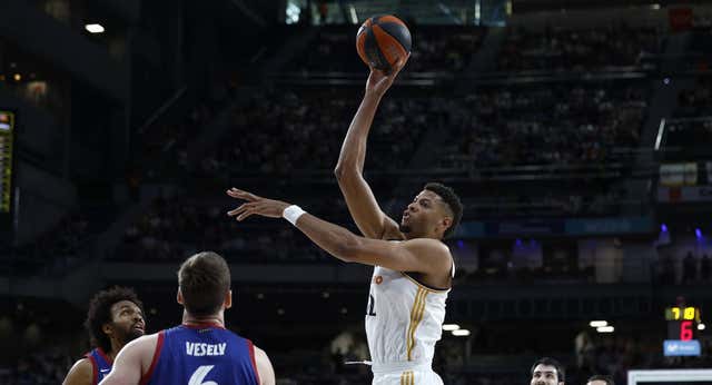 Tavares vuelve a ser el coloso de siempre para ‘celebrar’ su renovación: “No se concibe el baloncesto del Real Madrid sin él”