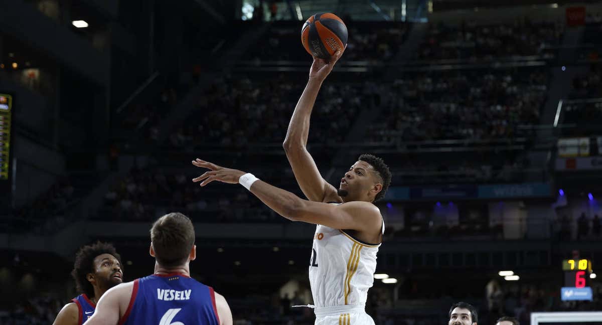 Edy Tavares se hace gigante ante Vesely y Parker.