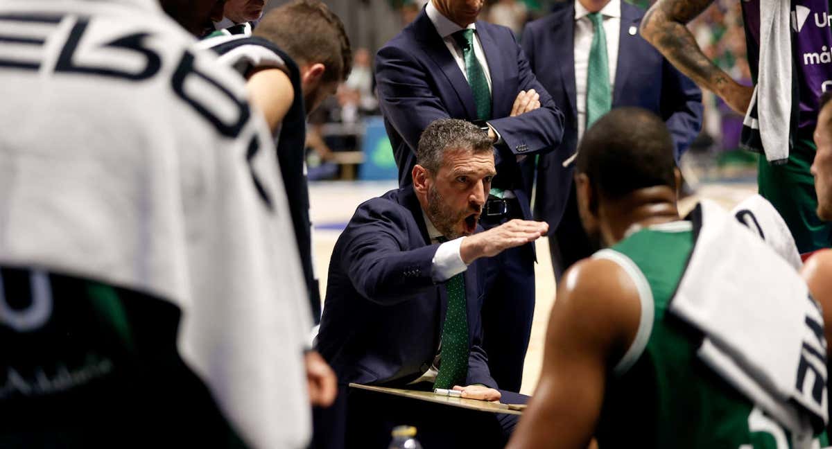 Ibon Navarro da indicaciones a los jugadores de Unicaja en un tiempo muerto. /EFE