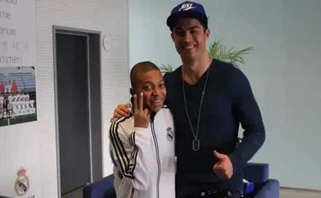 Un jovencísimo Mbappé posa con Cristiano Ronaldo en Valdebebas.