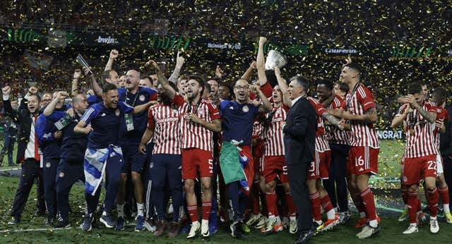 Zaldibar presume de Mendilibar: sorteos de camisetas de Olympiacos, celebraciones y una ‘recomendación’ al PSG