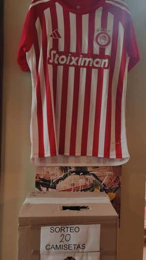 El sorteo de camiseta del conjunto griego en un bar del pueblo. RELEVO